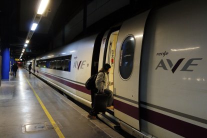 Una passatgera puja a un tren AVE Lleida-Madrid que ha sortit amb 50 minuts de retard.