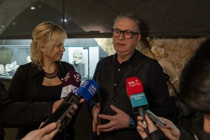 La consellera de Promoció Econòmica, Montse Adan i el propietari de Personal Joieria, Antonio Gómez, valorant la prova pilot.