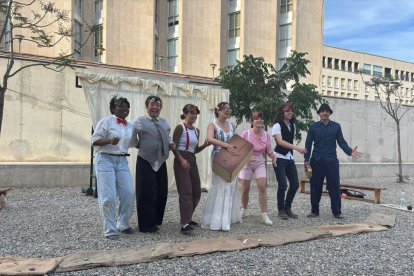 Imatge d'arxiu dels alumnes durant una representació teatral.