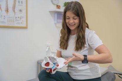 Imatge de la fisioterapeuta especialitada en sòl pelvià, Inesa Juciute, a la seva consulta de Tarragona.