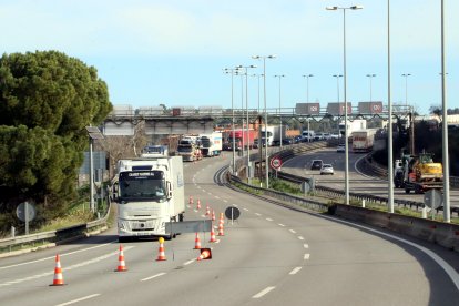 Cua de vehicles a l'AP-7 sentit sud arribant al punt del tall