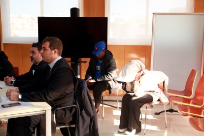 Dos dels cinc acusats de matar un home a Valls i d'encobrir l'assassinat el 2023 a l'inici del judici a l'Audiència de Tarragona.