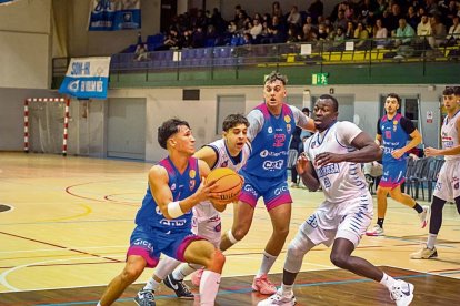 El jugador del CBT Iker Fernández durant un duel contra el Mollerussa d'aquesta temporada.