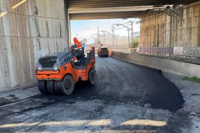 L’Ajuntament de Tarragona asfalta el tram inferior del pont de la C-31B