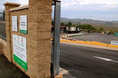 Accés a la deixalleria comarcal de Gandesa, amb un camió al fons que carrega residus reciclables.