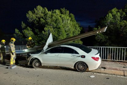 Imatge del vehicle després de topar amb el guarda-raïl