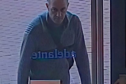Imatge de l'home que va treure diners d'un caixer a Terrassa amb la targeta de la víctima