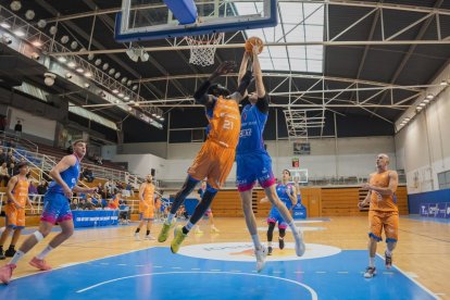 El jugador del CBT Marc Buscail executant un tir sota la cistella.