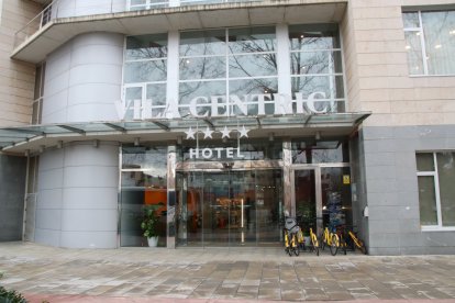 Imatge de l'exterior de l'hotel de Vila-seca on s'haurien produit els fets.