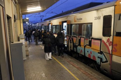Usuaris de Rodalies de Lleida pujant i baixant del tren a l'estació de Tàrrega