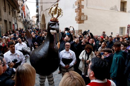 La nova Àliga de Valls beneïda a les portes de l'església de Sant Joan.
