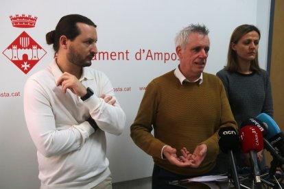 L'alcalde d'Amposta, Adam Tomàs, amb els regidors Ramon Nadal i Núria Marco.