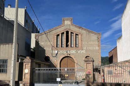 Imatge de l’estat actual de la façana de l’antic celler de Castellvell del Camp.