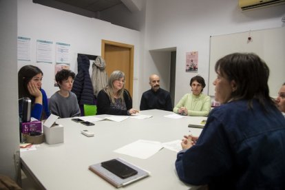 La consellera Mangini reunida amb l'equip del Punt d'Atenció a Persones Sense Sostre de Tarragona.