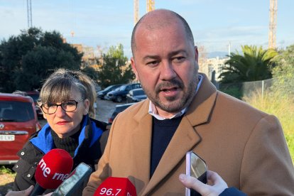 La consellera i el portaveu adjunt d'ERC, Mary López i Xavi Puig, en roda de premsa.