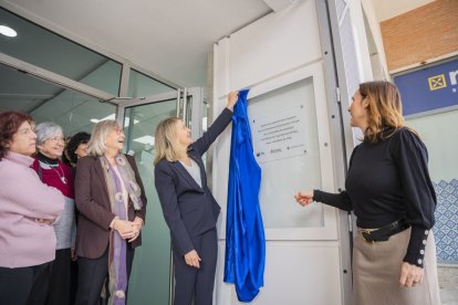 Fotografia de la descoberta de la placa commemorativa del nou local de +Tu Fundació de Suport.