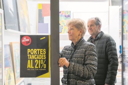 Lalós Blasi i Antoni Pinyol a la galeria que tenen al carrer del Vidre de Reus.