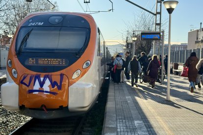 Un tren de Rodalies a una estació