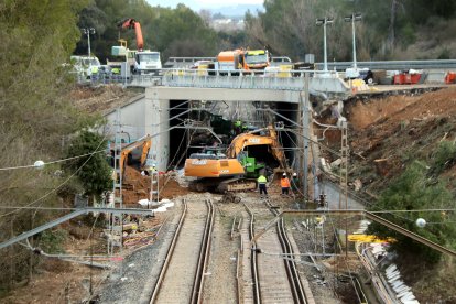 Maquinària treballant al punt on es va accidentar un tren a Gelida