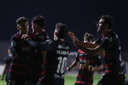 Els jugadors del Reus FC Reddis celebrant el gol a l'últim minut de Recasens contra el Girona B.