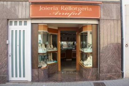 Els lladres han encastat un cotxe contra l'aparador durant la matinada.