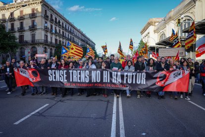 Capçalera de la manifestació convocada per una vintena d'entitats per denunciar la situació de Rodalies