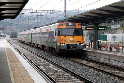 El primer tren que arriba a Manresa des de la represa del servei a l'R4