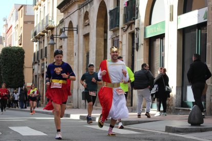 Imatge de dos participants disfressats