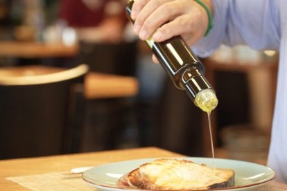 El consum d’oli d’oliva verge, a diferència del refinat, millora la diversitat bacteriana i ajuda a preservar la funció del cervell en persones grans.