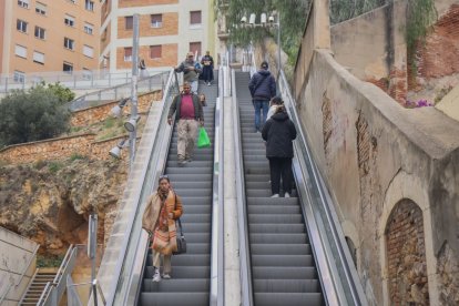 Imatge d’arxiu de les escales del carrer Vapor. Al racó dret, el QR per accedir a l’aplicació.