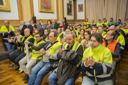 Centenars de treballadors van assistir al ple extraordinari on es va aprovar la moció.