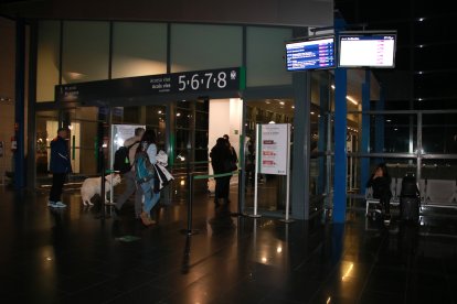 Usuaris entrant a l'accés de l'estació del Camp de Tarragona a primera hora del matí per agafar un tren de l'alta velocitat.