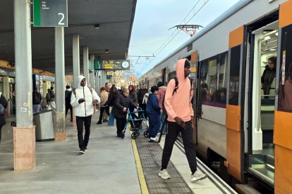 Usuaris pujant al tren