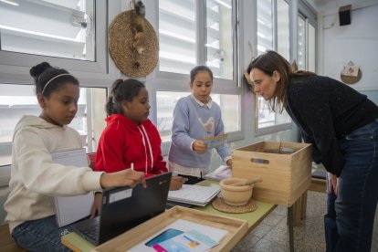 L'alcaldessa, Sandra Guaita, i la regidora d'Educació i Ciutadania, Pilar López, van visitar l'Escola Marià Fortuny a la tarda.