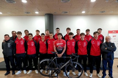 L'equip al complet del Club Ciclista Campclar durant la seva presentació.