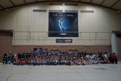 Imatge de família de tots els equips del CB Cambrils durant el dia de la presentació al pavelló 2 del Palau Municipal d'Esports de Cambrils.  Els diferentns equips i els seus familiars durant la presentació.  Les anomenades «les xiques del bàsquet» durant el seu homenatge.
