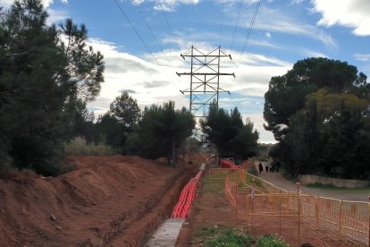 La rasa, els tubs per a la línia subterrània i una torre.