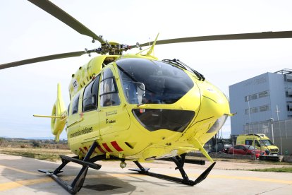 Un helicòpter medicalitzat del SEM a l'heliport de l'Hospital Parc Taulí de Sabadell.