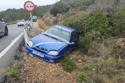 Imatge del turisme que va sortir de la TV-3022 que conduïa l'investigat.