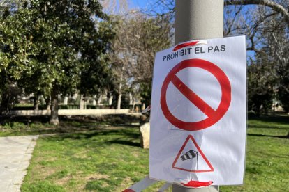 Un rètol que prohibeix el pas als Camps Elisis de Lleida pel fort vent