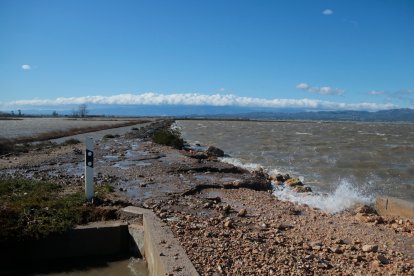 El temporal de vent ha provocat el trencament de la zona del Fangar