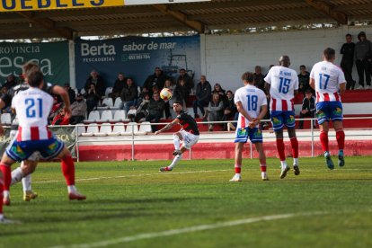 El capità del Reus Xavi Jaime executant una falta directa que gairebé acaba en golàs.