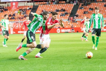 L'extrem del Nàstic Christos Almpanis durant el duel contra el Betis Deportivo.