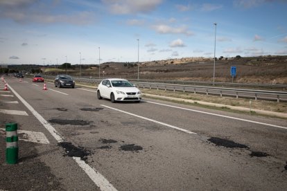 Durante este fin de semana ya se han tapado algunos hoyos de la autovía A-2.