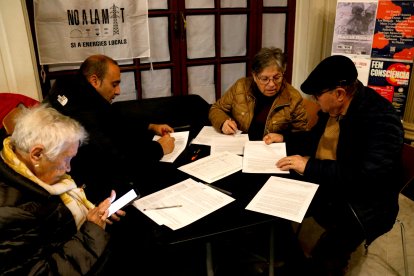 Diverses persones signant les al·legacions contra la MAT entre Catalunya i Tarragona.