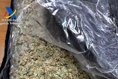 Imatge de la droga oculta al paquet.