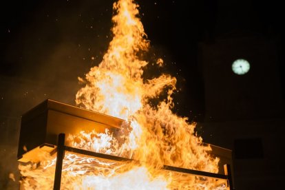 La crema de Sa Majestat va tenir lloc a la plaça del Mercadal davant d'una expectant multitud.