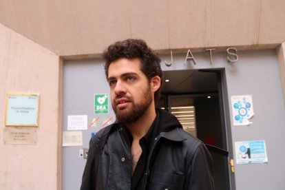 L'artista Josep Pinyol davant l'entrada principal de l'edifici dels jutjats de Tortosa