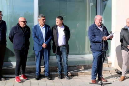 Frank Pérez, al costat de delegat del Govern, en una concentració a favor dels pescadors a la Ràpita.