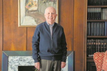 Salvador-J. Rovira i Gómez és professor jubilat d’Història Moderna de la URV i especialista en nobiliària.